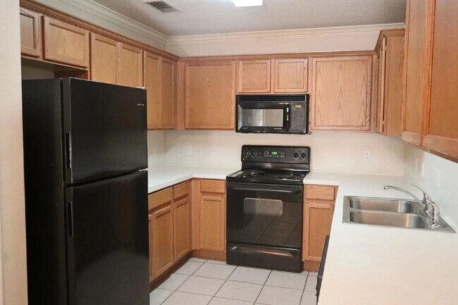 Building Photo - Great 3/3/2 Duplex!