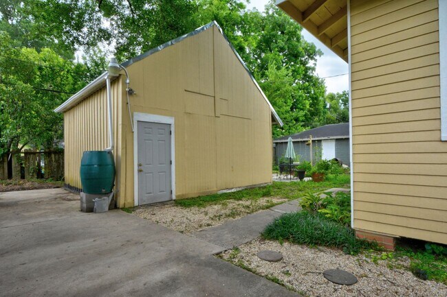 Building Photo - 133 St Rose Ave