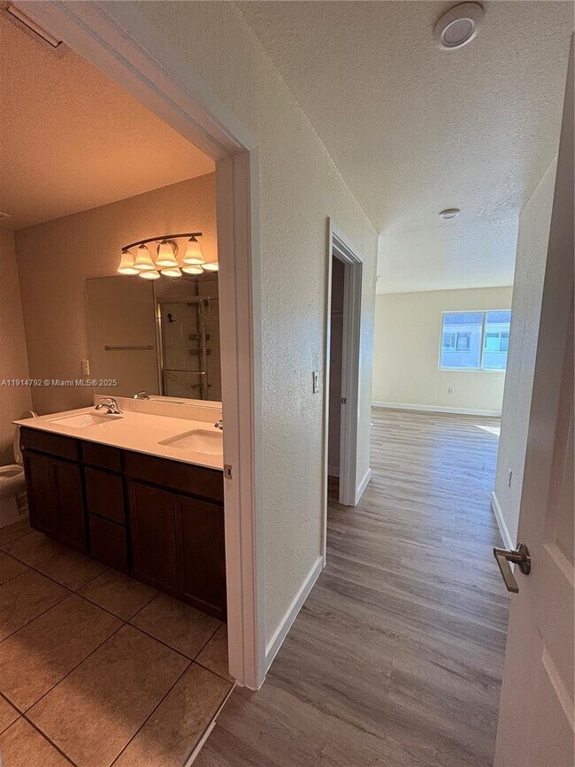 Building Photo - 1021 NW 5th Ave