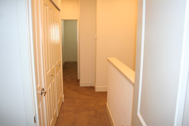 Building Photo - Near UNR/3 Bed Condo