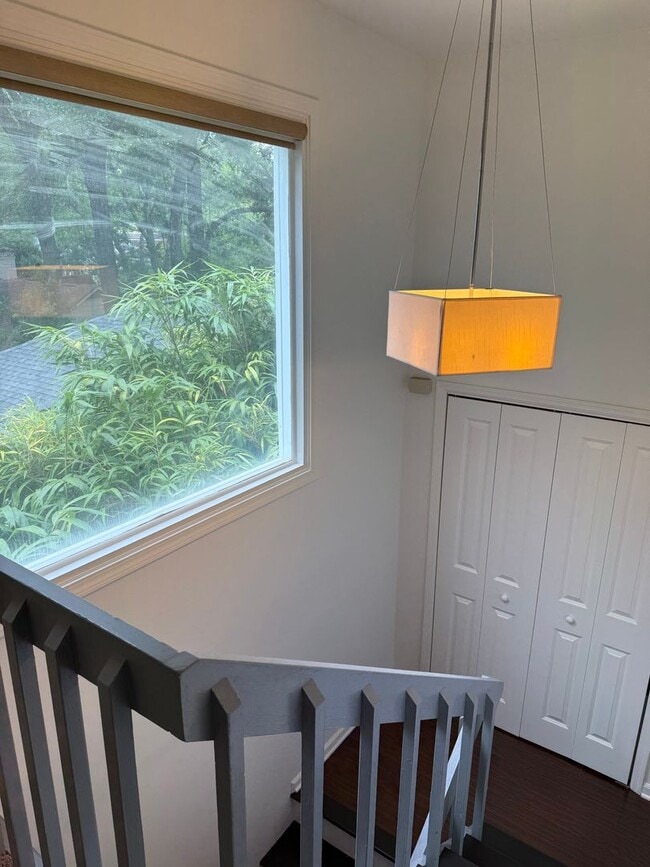 Building Photo - Centrally Located 2 BED/1.5 BATH TOWNHOME ...