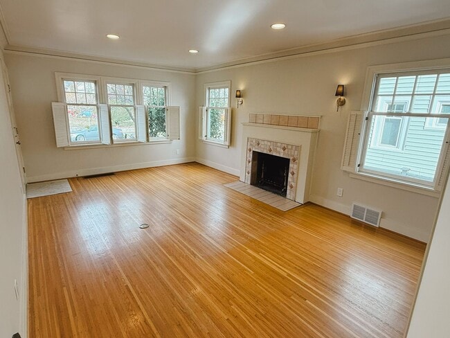 Building Photo - STEPS to Green Lake! 3BR Tudor Home w/ Lan...