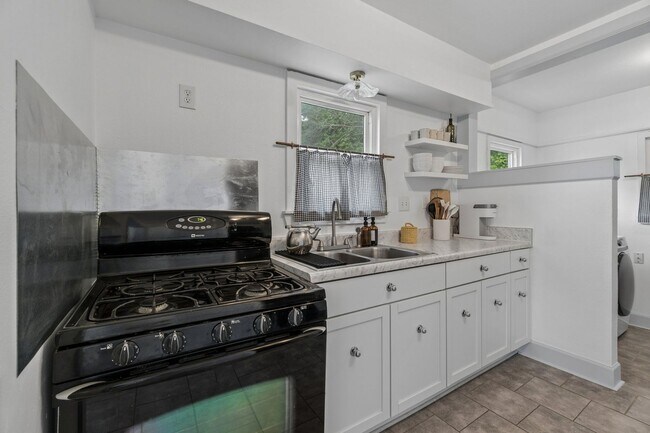 Building Photo - Charming 3-Bedroom Home with Modern Finishes and Inviting Patio!