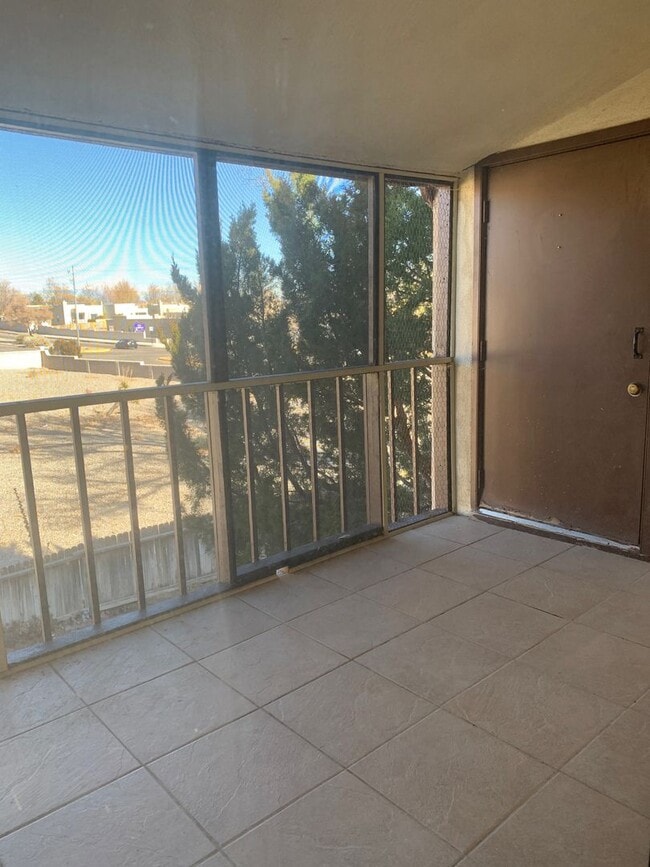 Building Photo - 937L Country Club Dr