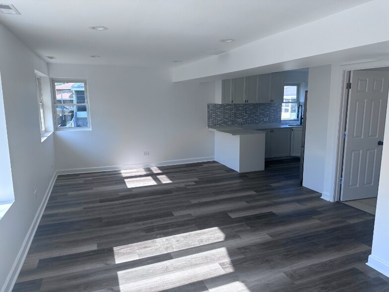 Building Photo - 8323 Melvina Ave