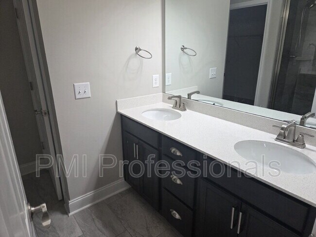 Building Photo - 1022 Stoneleigh Ln