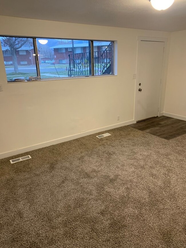 Building Photo - 580 S 470 E