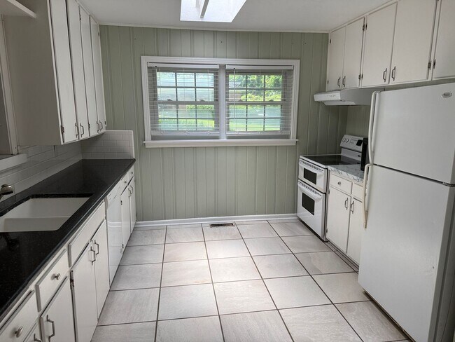 Building Photo - Intown House