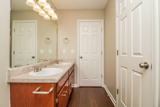 Building Photo - 1505 Chestnut Oak Dr
