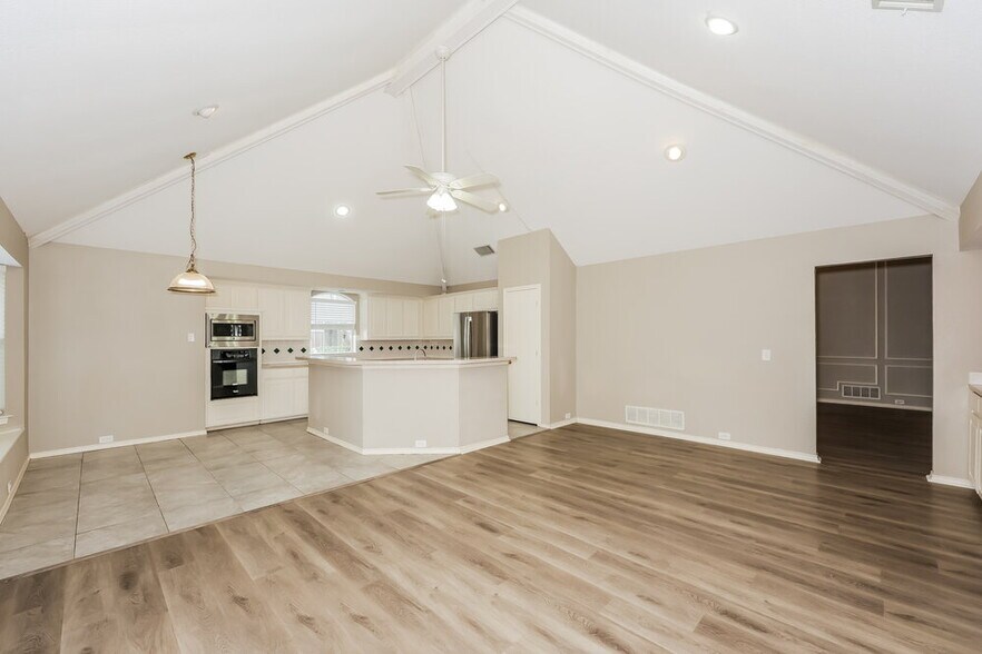 Building Photo - 317 N Fountain Gate Dr