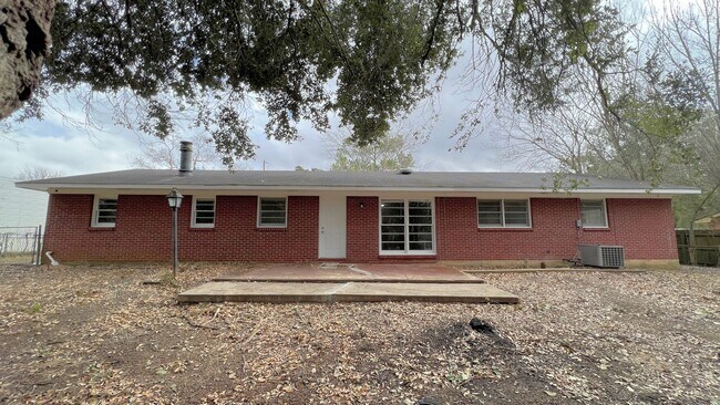 Building Photo - 3-Bedroom just waiting for you !
