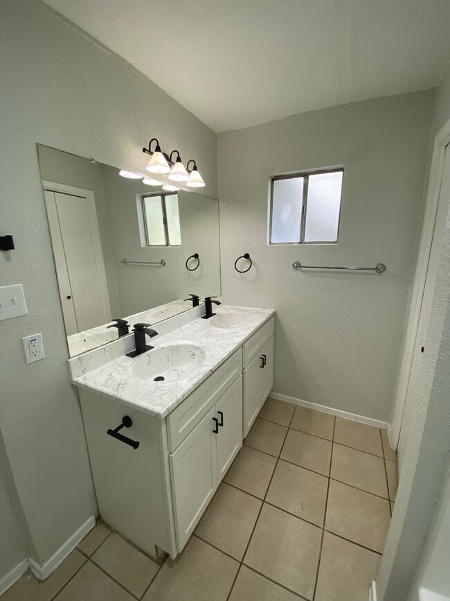 Building Photo - Recently Updated 3 Bedroom 2 Bath Minutes From Downtown