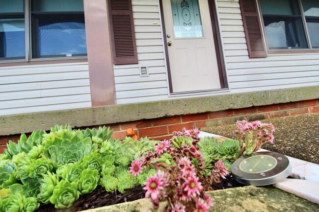 Building Photo - For Rent: Spacious Ranch-Style Home with S...