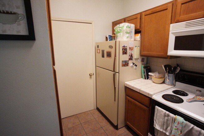 Building Photo - 2/2 Apartment Walking Distance from UT