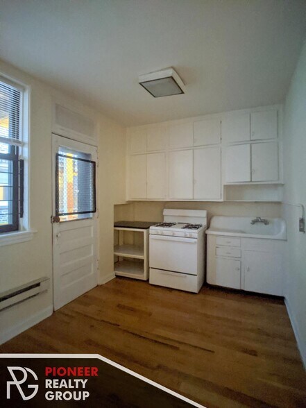 Building Photo - 4409 N Wolcott Ave