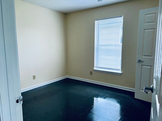 Building Photo - 1BR in West Louisville-Section 8 accepted!