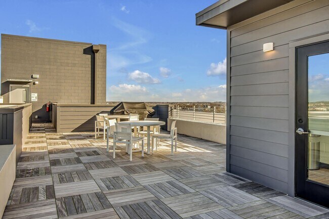 Building Photo - Stunning one bedroom unit in The Wedgewood section of town.