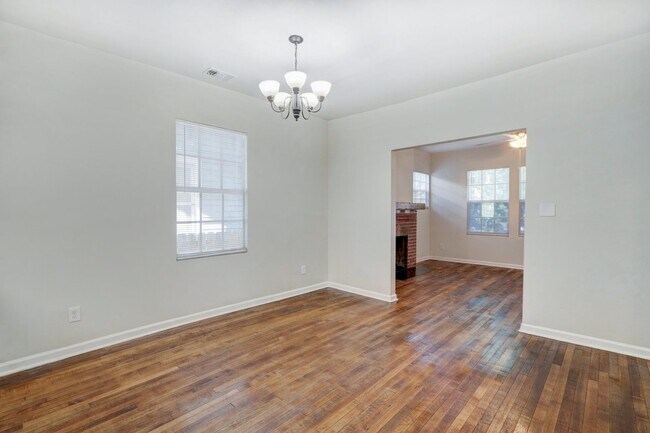 Building Photo - Single family house - within walking dista...