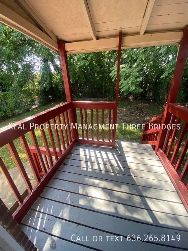 Building Photo - Cozy 2br/1ba Pine Lawn Home