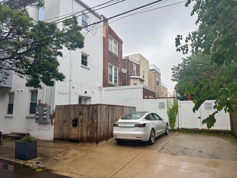 Building Photo - 1916 Poplar St
