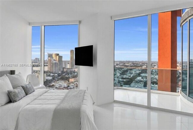 Building Photo - 300 South Pointe Dr