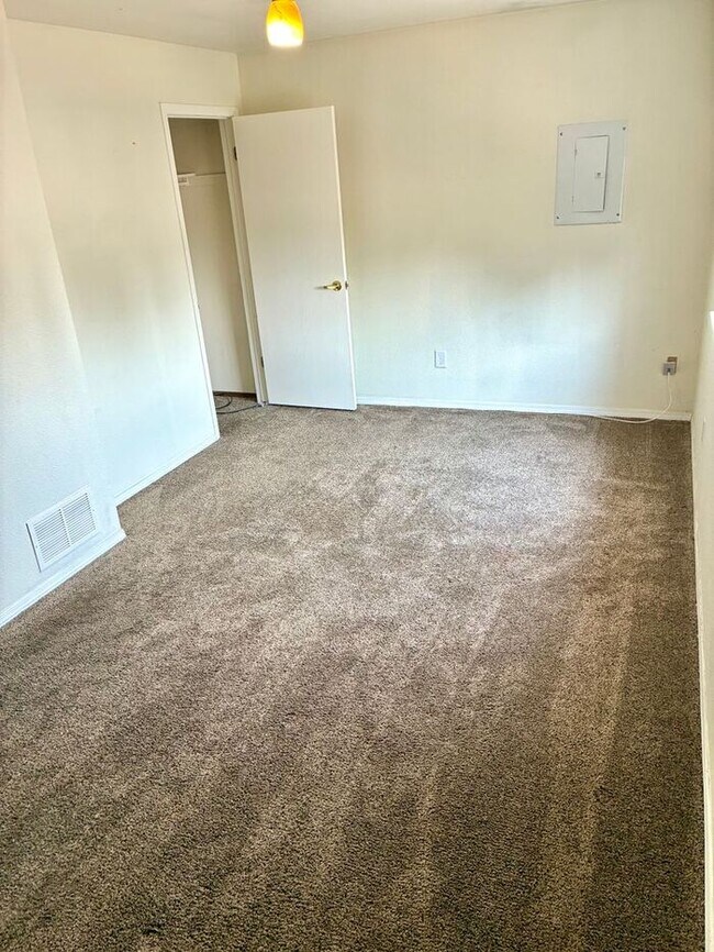 Building Photo - Move-In Special: 2 Weeks Free! Spacious 3 Bed, 1.5 Bath Apartment in Longmont
