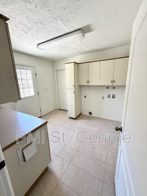 Building Photo - 2506 W Grandview Dr