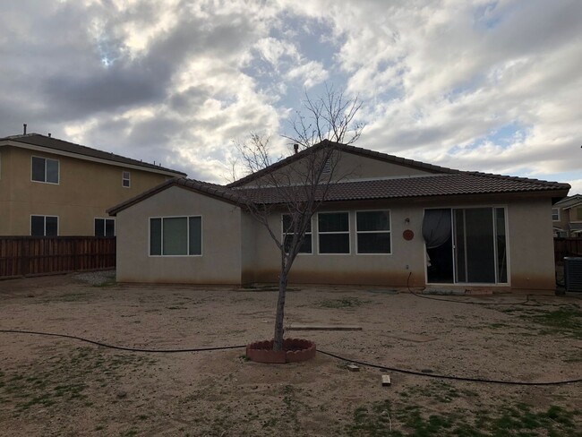 Building Photo - Big, Beautiful 3Bedroom 2Bathroom Home In ...