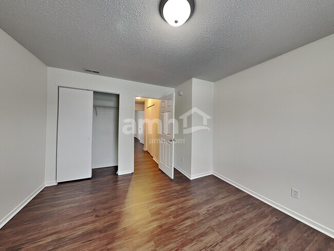 Building Photo - 527 Bourneside Dr