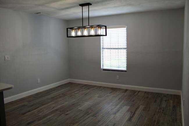Building Photo - Port Orange Charming 5-Bedroom, 2-Bathroom...