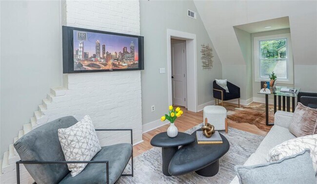 Building Photo - 2908 N Hills Dr NE