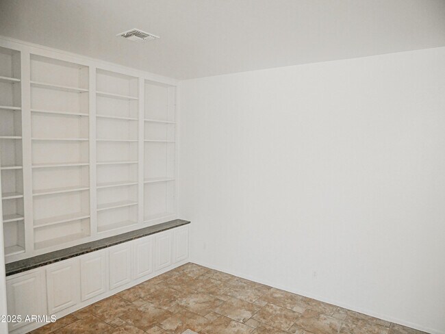 Building Photo - 1024 W Ayrshire Trail