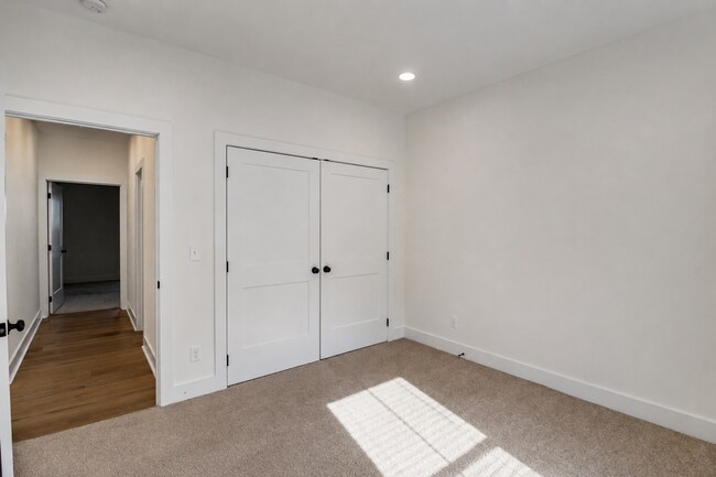 Building Photo - 511 Creekview Ln