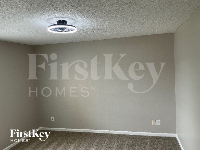 Building Photo - 900 Fisher Ct