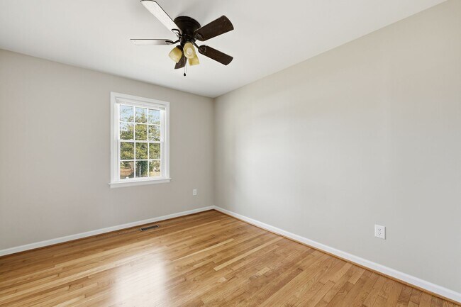 Building Photo - Colonial Heights