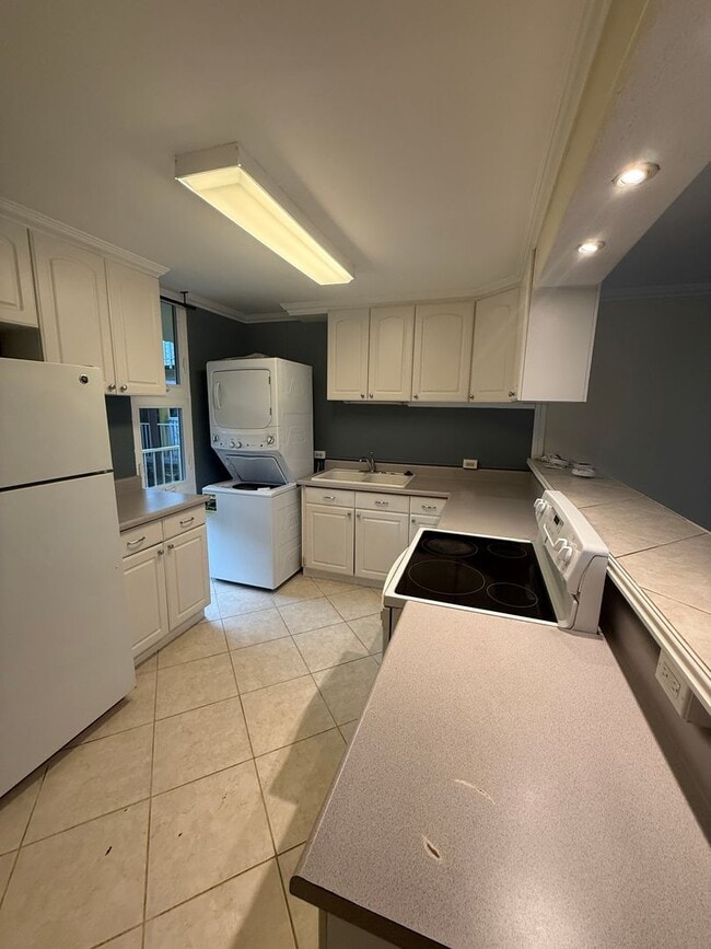 Building Photo - 3 bedroom 2 bath condo in Ridgecrest in  Waikalani comes with 2 parking