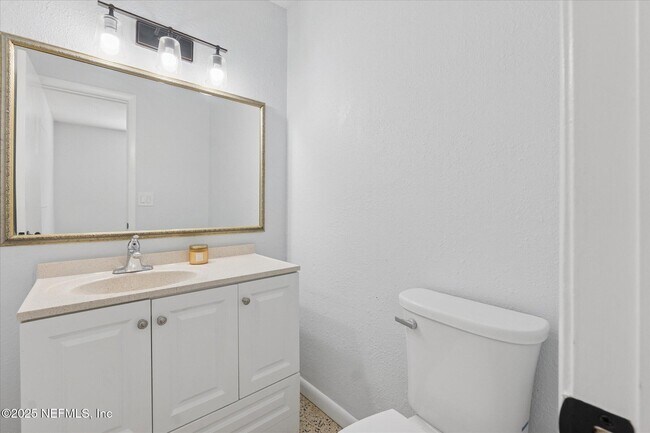 Building Photo - 863 Westgate Dr