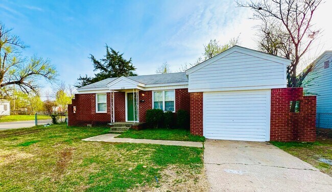 Primary Photo - Cute 2BD 1BA Home w/ Bonus Room in Midwest...