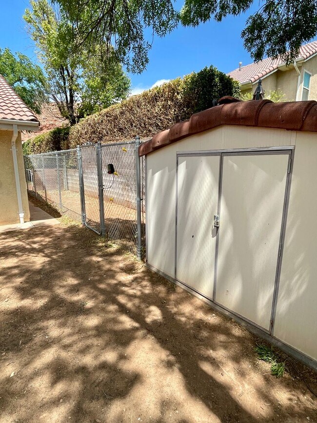 Building Photo - Updated and Pet Friendly Three Bedroom Home