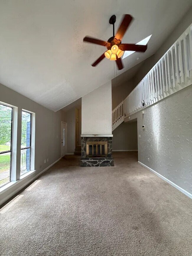 Building Photo - 3 Bed  2.5 bath in Stone Mountain!