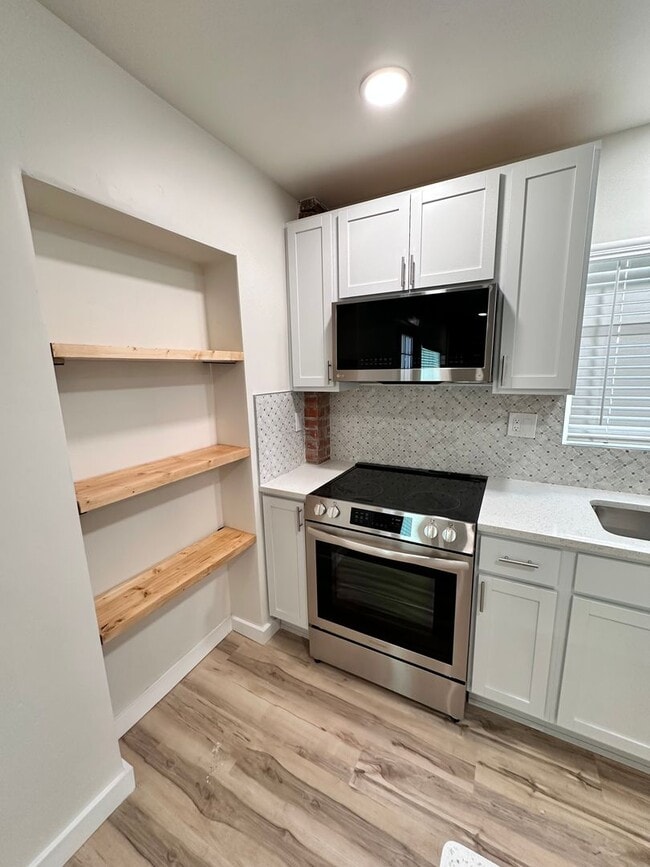 Building Photo - Luxurious 1 Bed 1 Bath Home: Your Oasis Aw...
