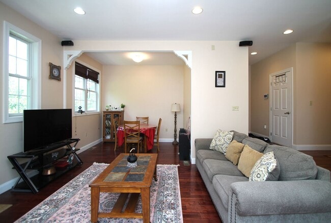 Building Photo - 4 Bedroom House For Rent