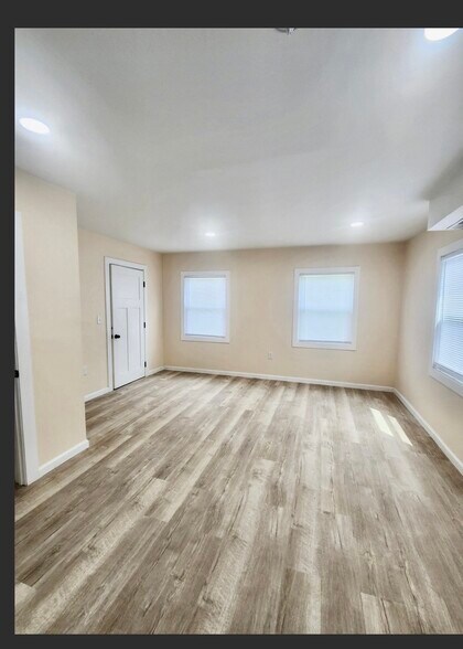Building Photo - 3555 Lossing St