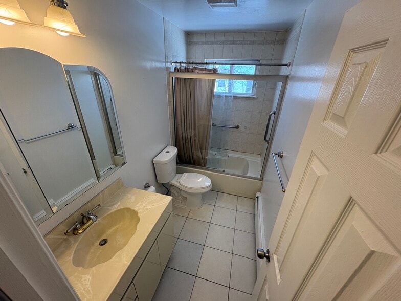 Building Photo - 16 Linden St