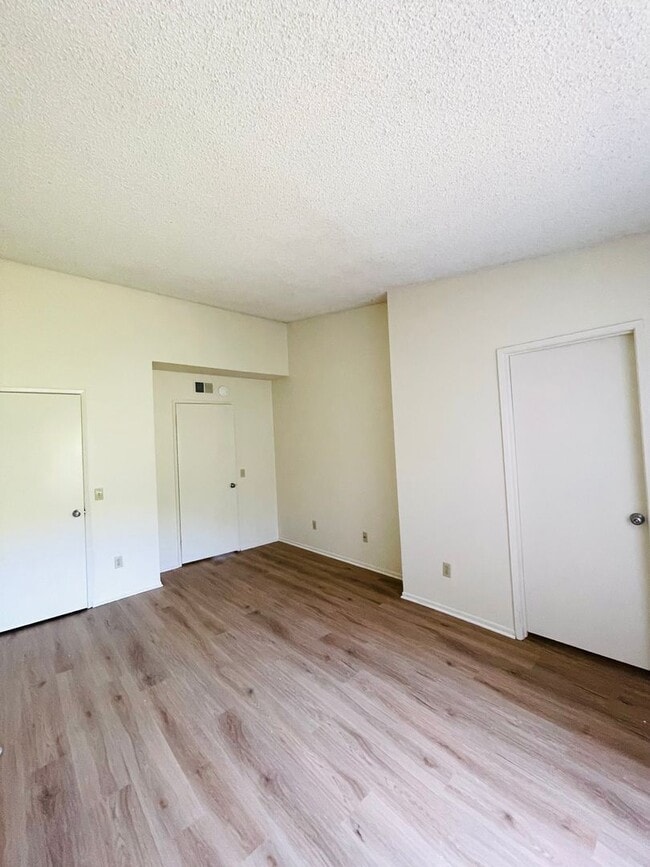 Building Photo - charming 3-bedroom, 2-bathroom home nestle...