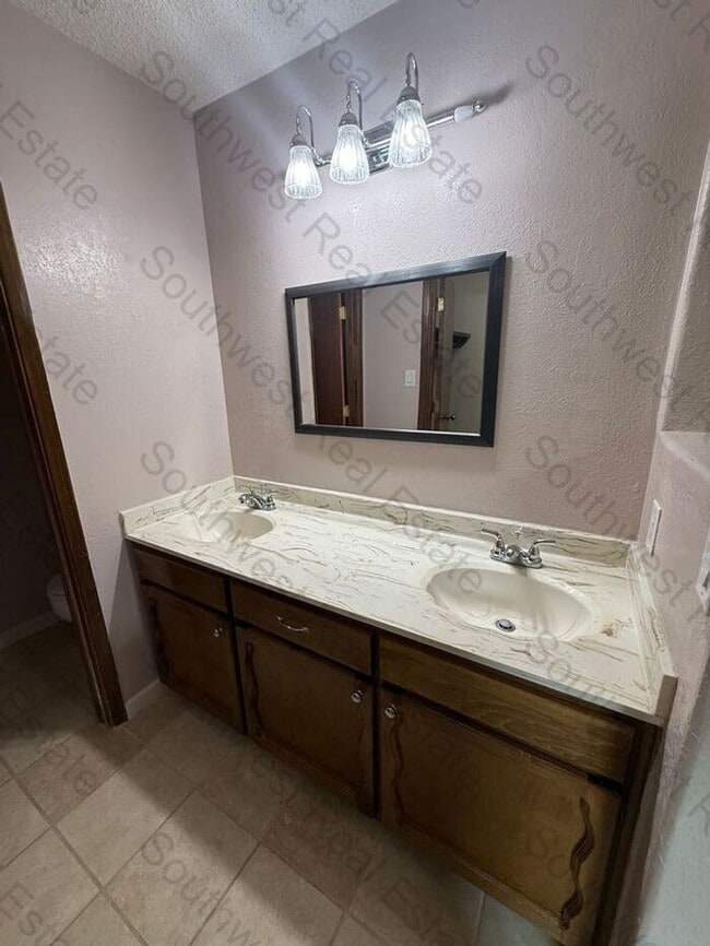 Building Photo - Beautiful 3 bedroom 2 bath brick home