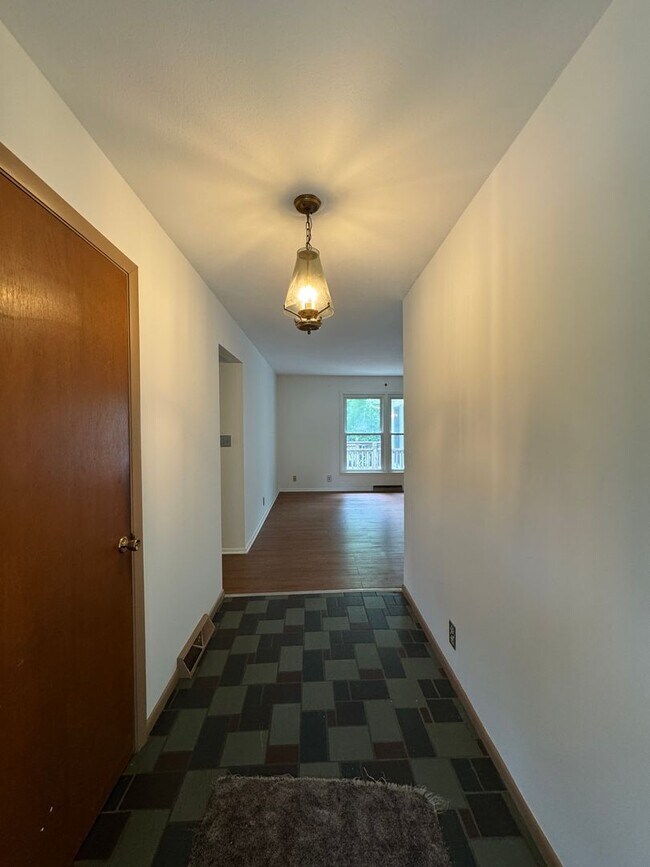 Building Photo - 3025 Greenbrier Ave