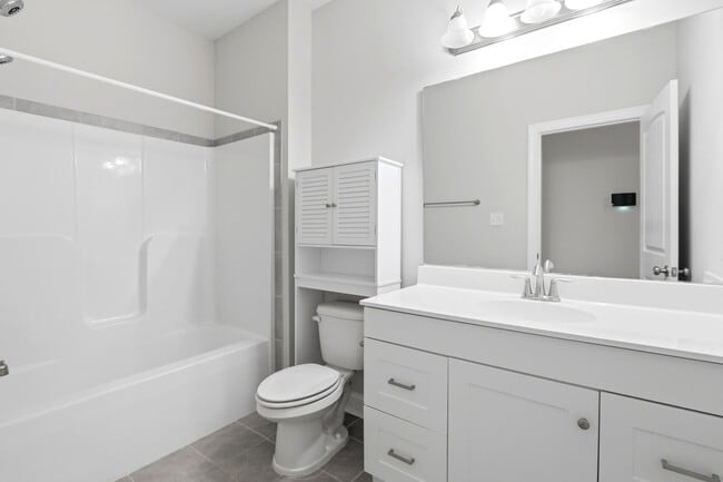 Building Photo - Spacious Living in Stateside – Comfort, Style & Convenience!