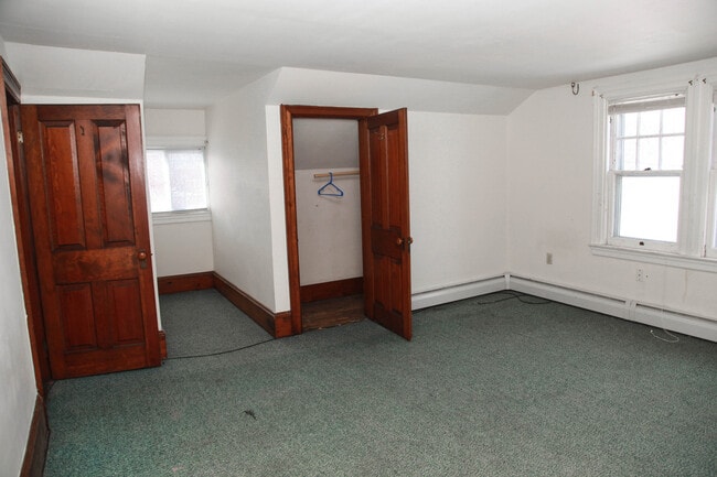 Building Photo - Large 3 Bedroom + Bonus Room with Laundry ...