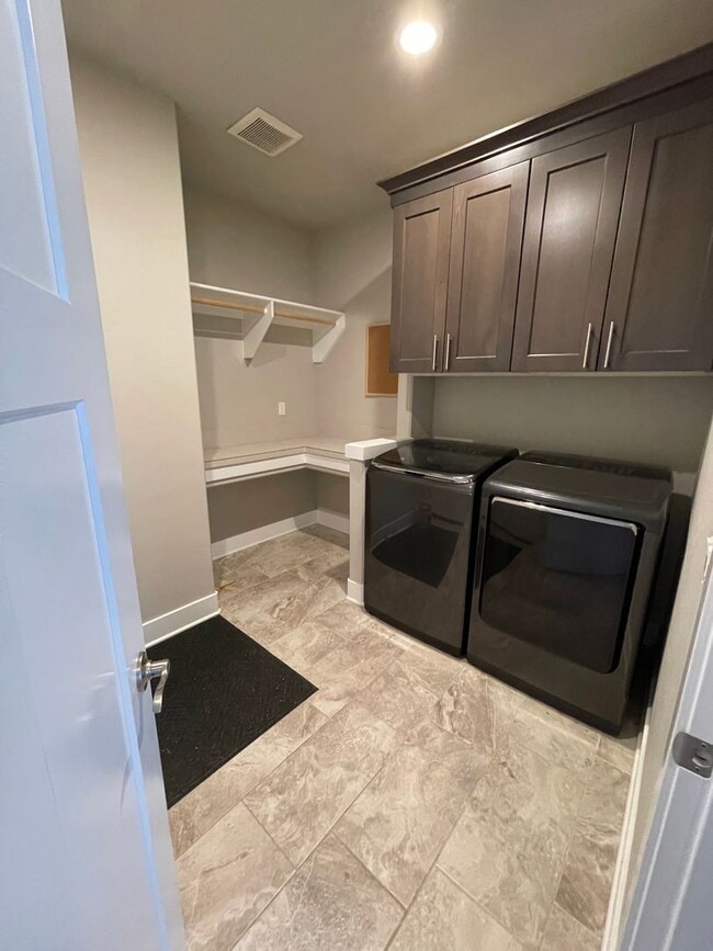 Building Photo - Gorgeous Home for Lease in Horn Rapids